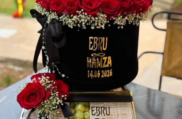 Kutuda Canlı Gül & Çikolata Seti